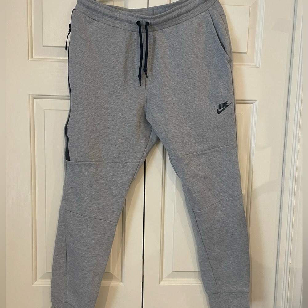 Nike Tech Fleece Pants size L in Grey